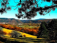 Eine schöne Frühlingsaufnahme   Einen Blick über Bad Harzburg mit Galopprennbahn und Burgberg in blühender Landschaft zum teilweise noch schneebedeckten Brocken zeigt. Die Natur hat mächtig aufgeholt und den Winter endgültig besiegt.